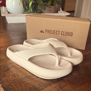 Project Cloud Women’s Cream Memory Foam Sandals size 10